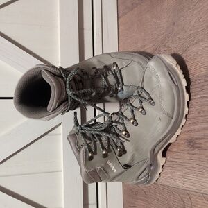 Lowa Renagade Women's 9 Hiking Boots Vibram Sole Goretex Waterproof